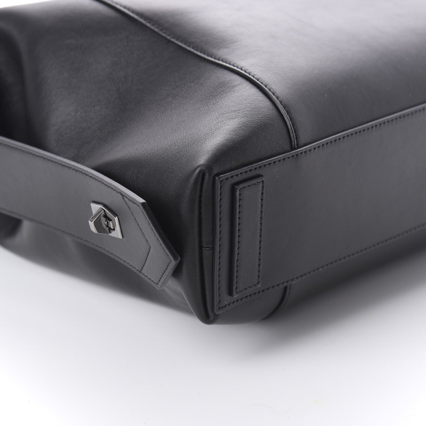 Smooth Calfskin Medium Soft Antigona Black