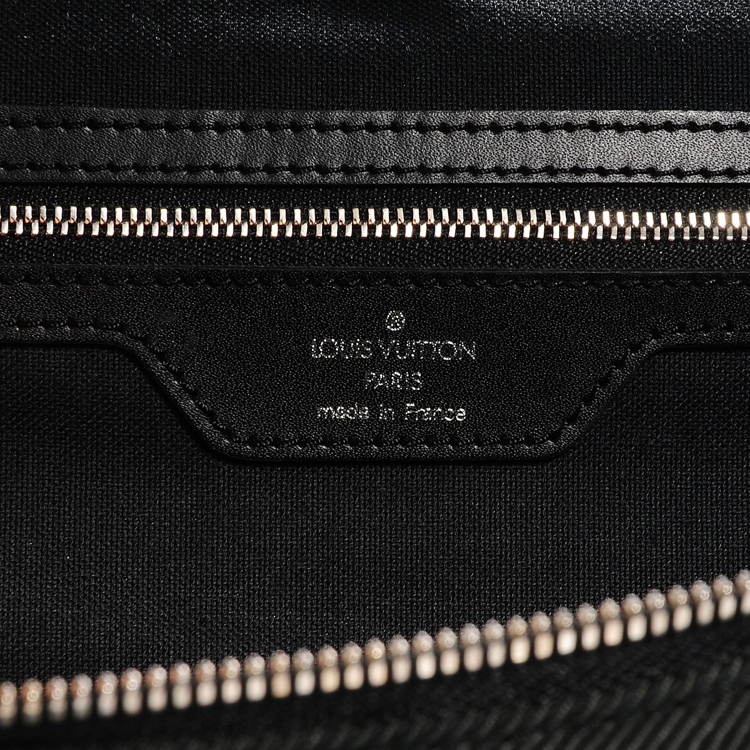 Louis Vuitton Taiga Taimyr Messenger Bag 6 of 8