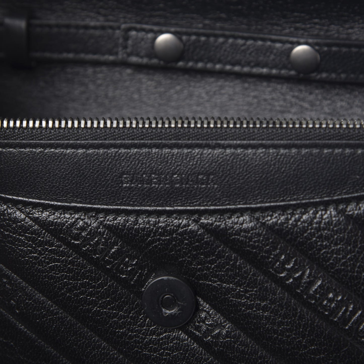 Shiny Goatskin Logo Embossed Monochrome BB Wallet On Chain Black