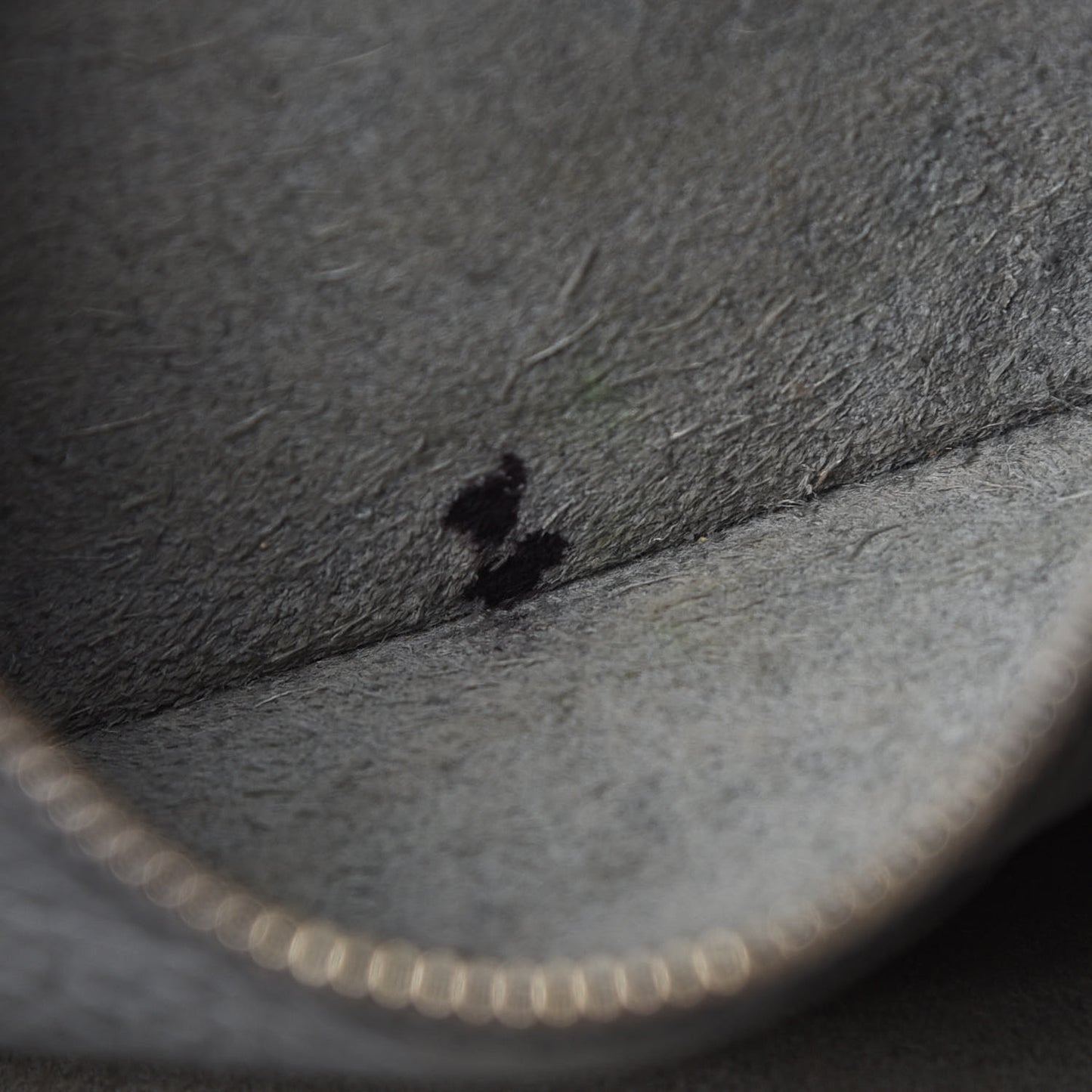 Pebbled Calfskin Large Rockstud Flip-Lock Messenger Bag Grigio Perla