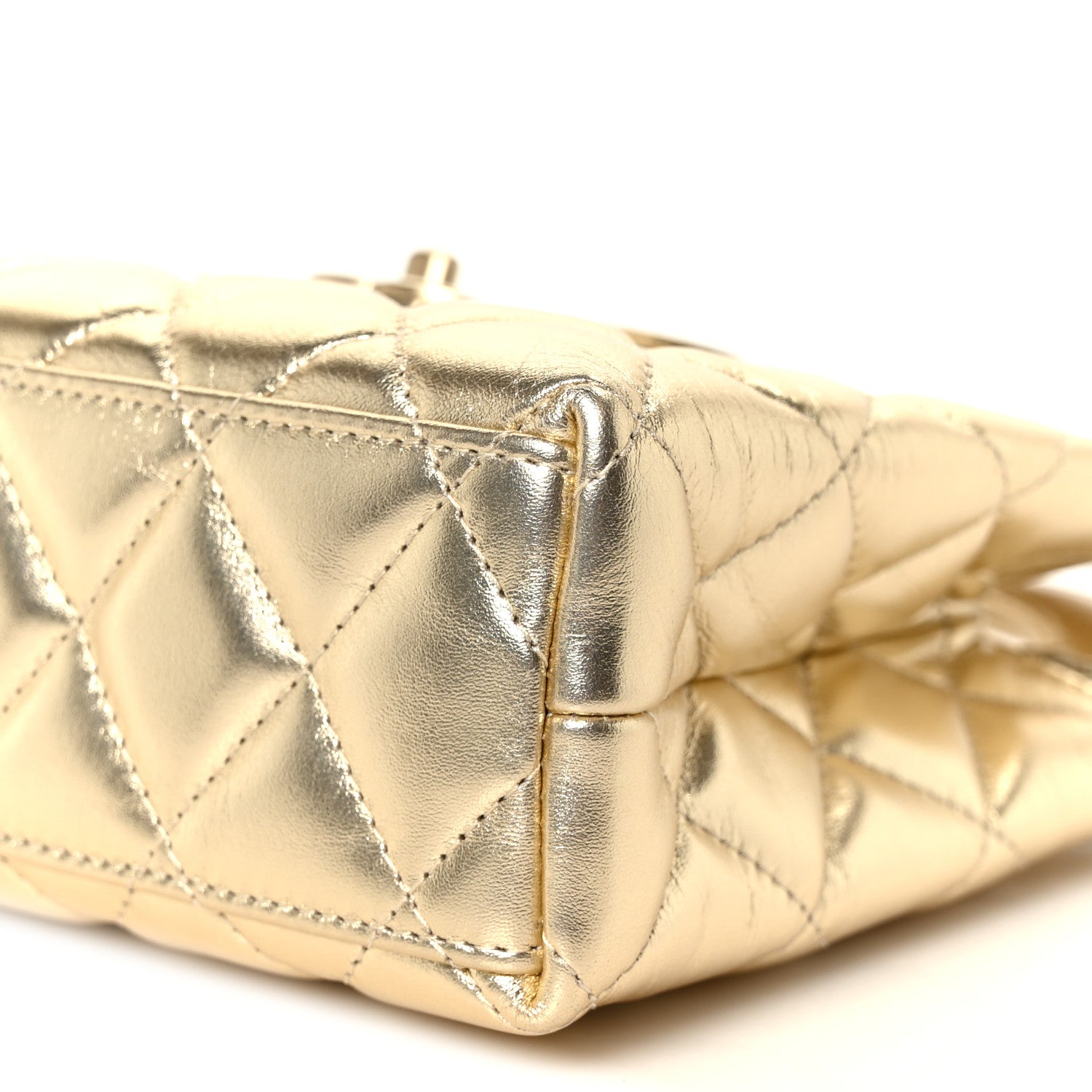 CHANEL ゴールド キルティング ケース　新品 Chanel Metallic Shiny Aged Calfskin Quilted Nano Kelly Shopper