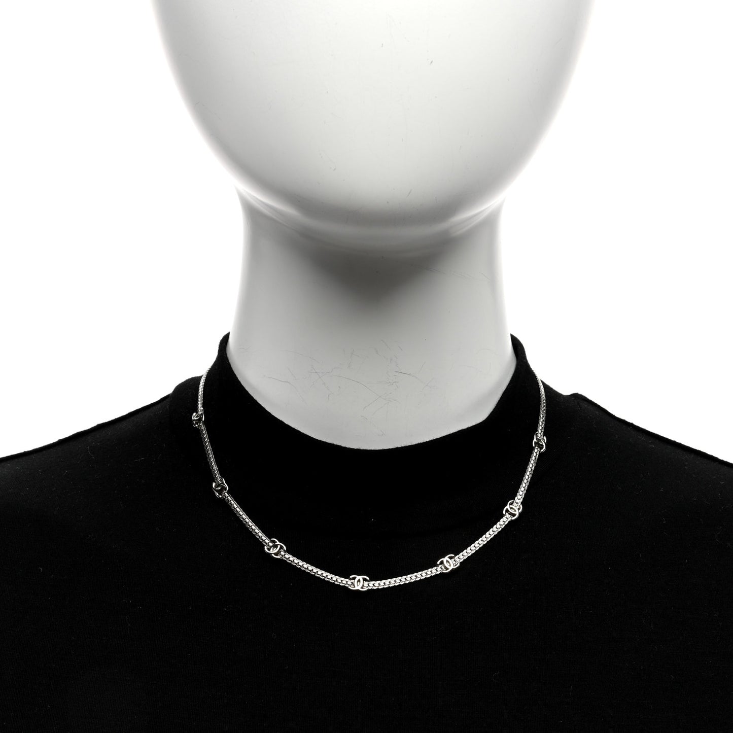 Metal CC Short Chain Necklace Silver