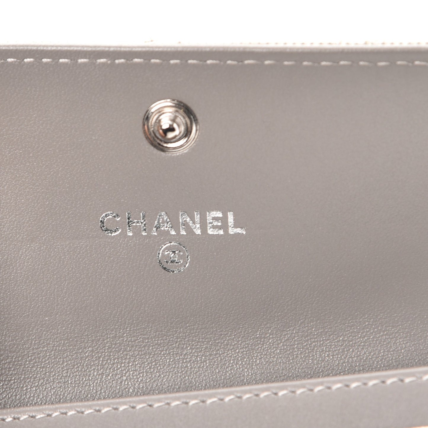 Striated Patent Quilted Card Holder Beige