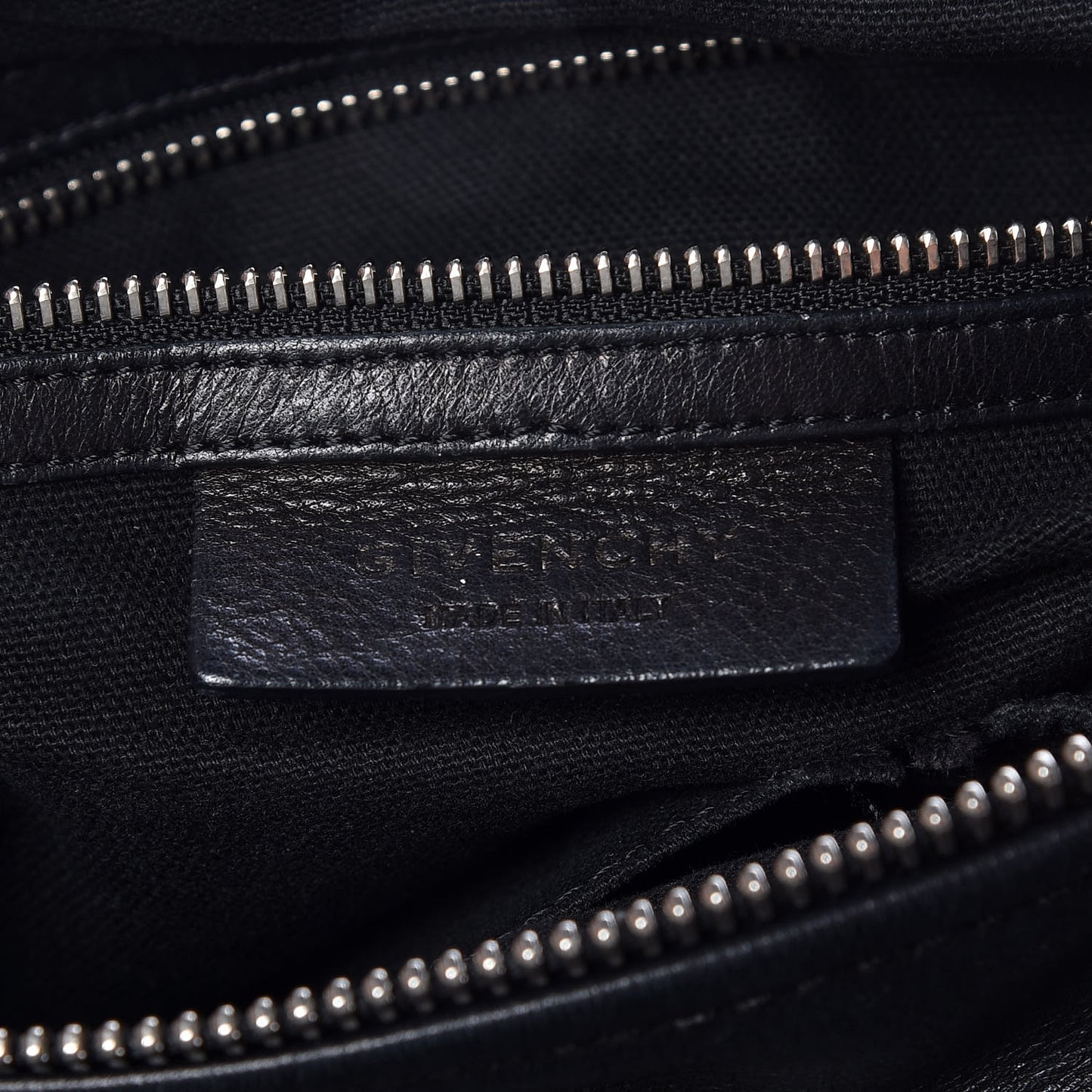 Pebbled Calfskin Medium Bolt Stud Pandora Black