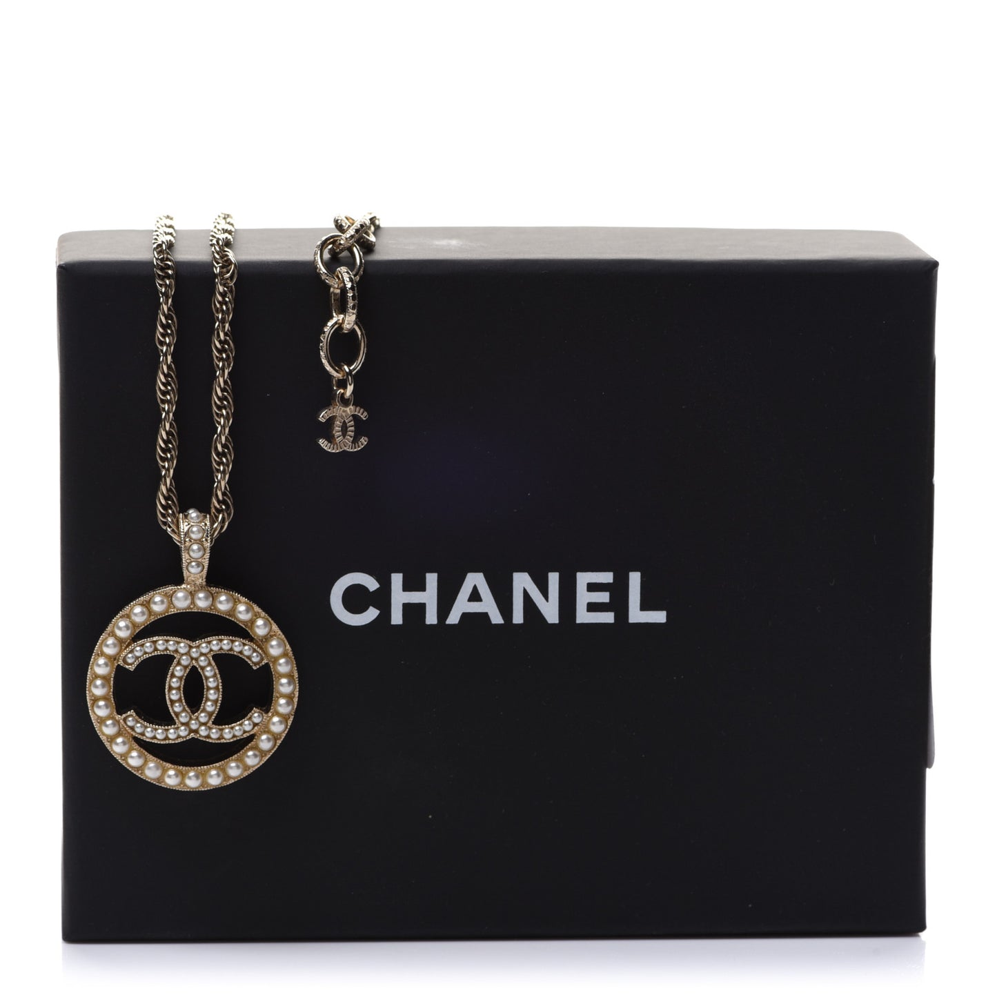 Pearl CC Round Pendant Necklace Gold