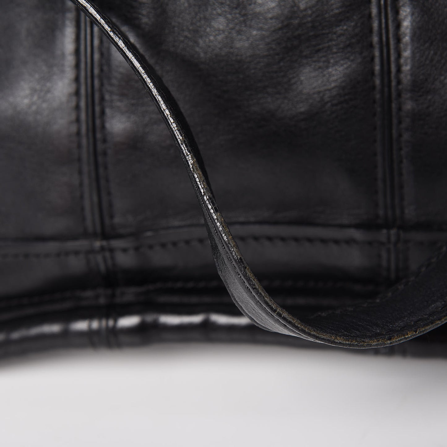 Calfskin Medium Paraty Tassel Black
