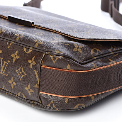 Louis Vuitton Monogram Beaubourg MM Messenger Bag 9 of 12