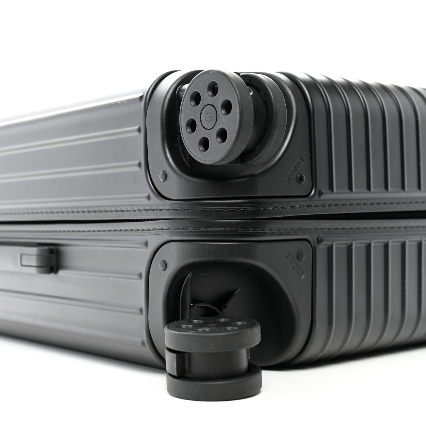 Matte Polycarbonate Essential Check-In M Black