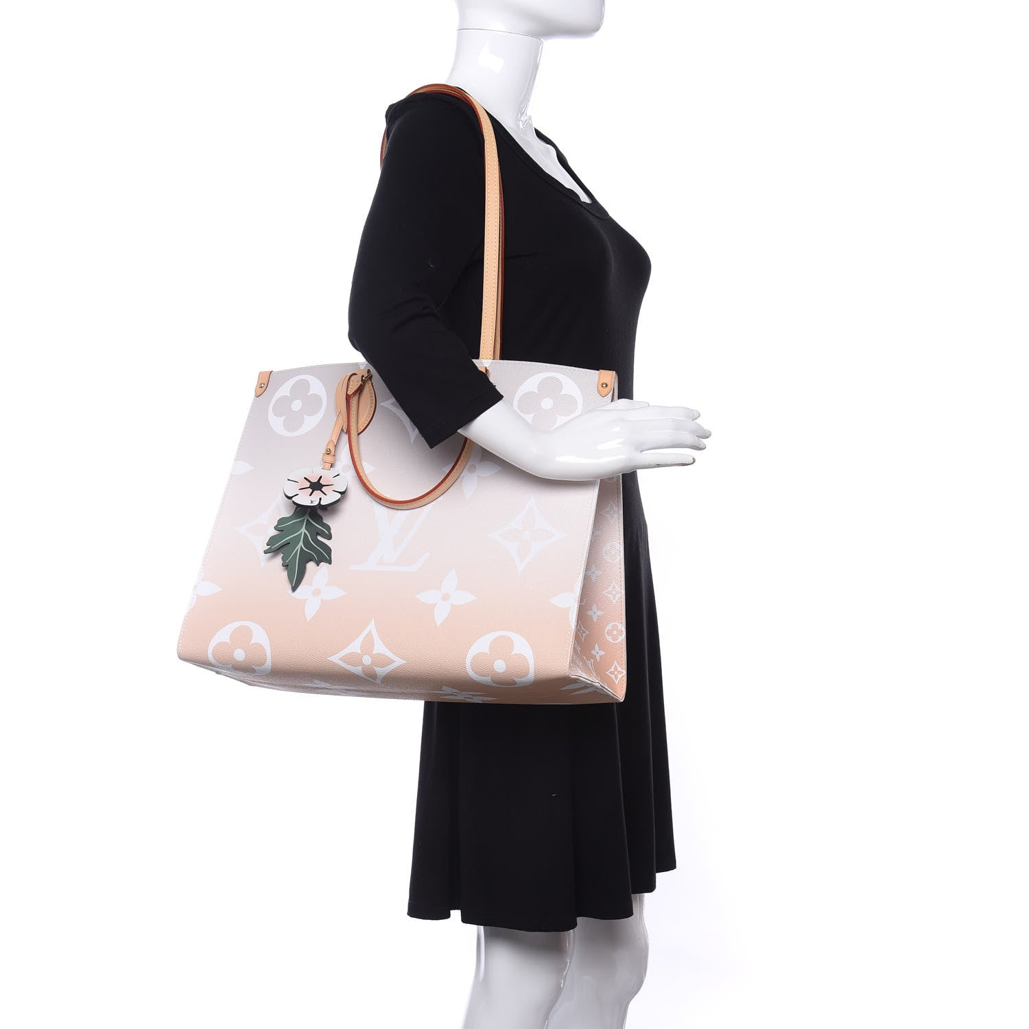 Louis Vuitton Monogram Giant By The Pool Onthego GM Brume 2 of 13