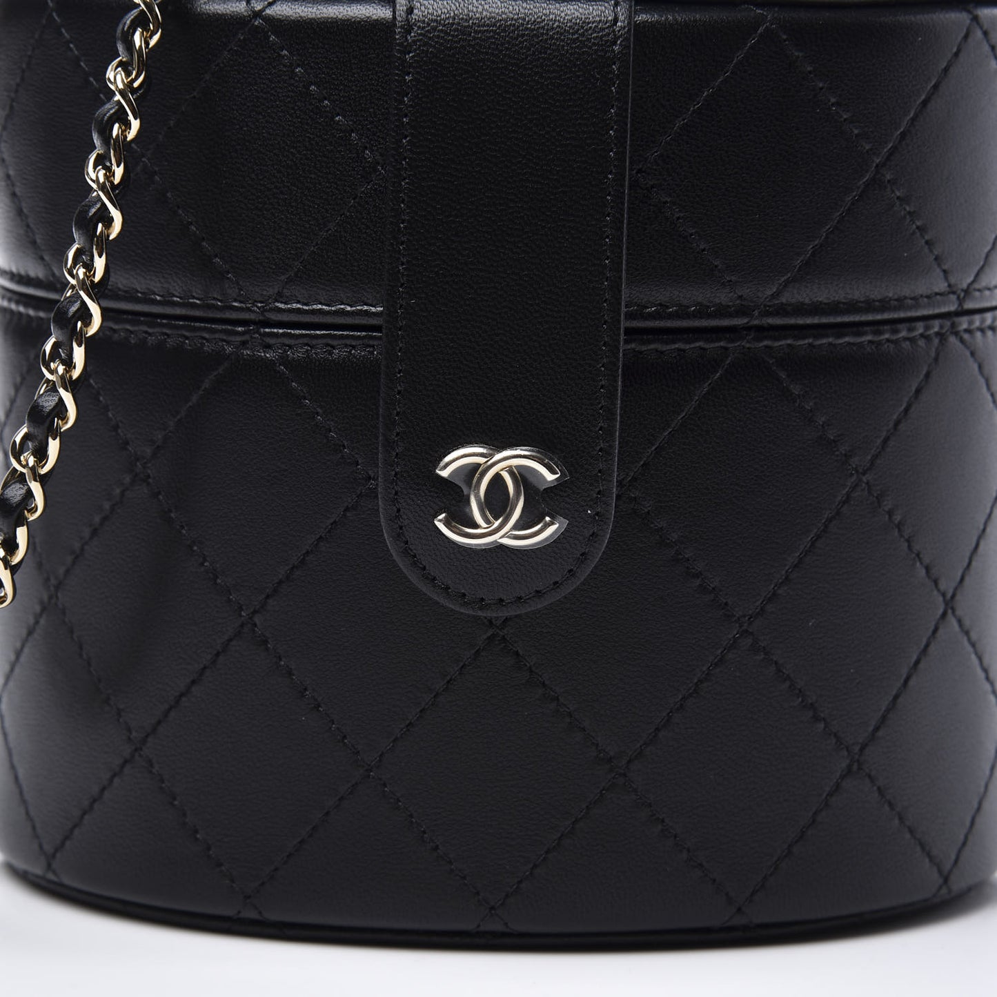 Lambskin Quilted Round Vanity Case With Chain Black