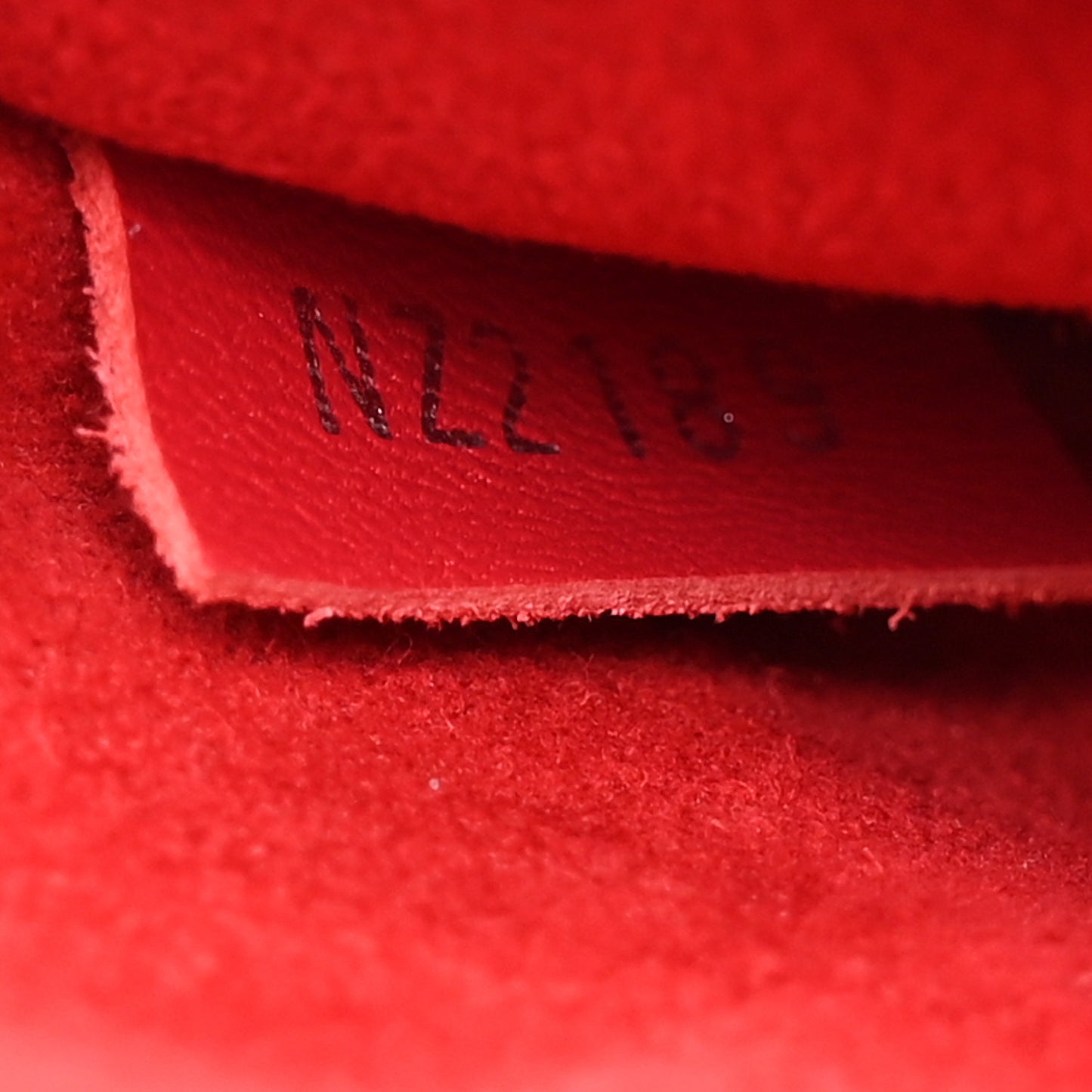 Calfskin New Wave Chain MM Ecarlate