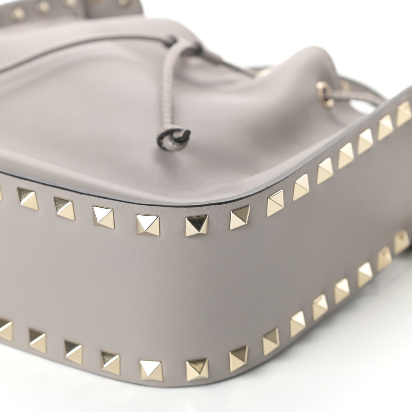 Vitello Rockstud Bucket Bag Perla
