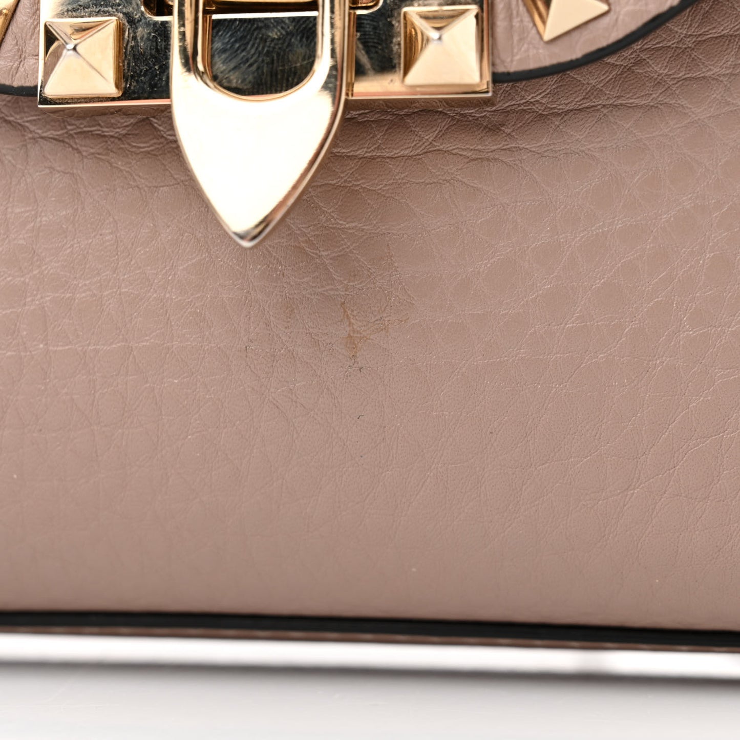 Pebbled Calfskin Medium Rockstud Flip Lock Crossbody Bag Poudre