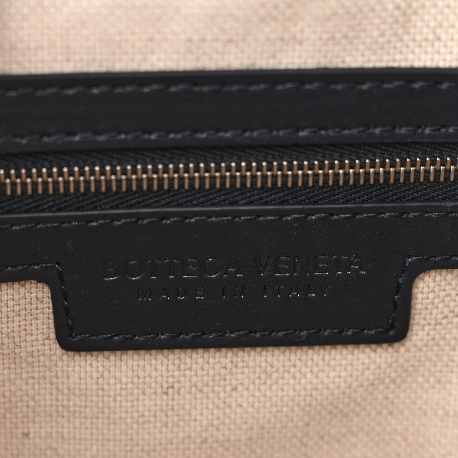 Bottega Veneta Borsa Intrecciato Shoulder Bag Space 6 of 10