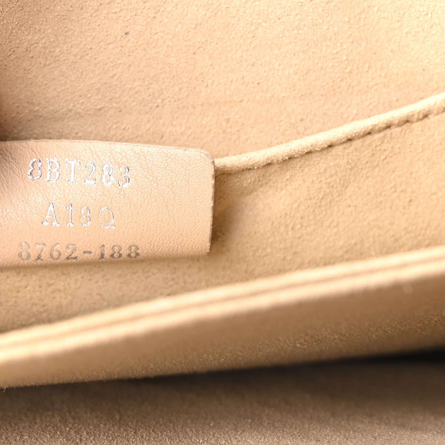 Vitello Liberty Scalloped Studded Kan I Shoulder Bag Grigio Polvere
