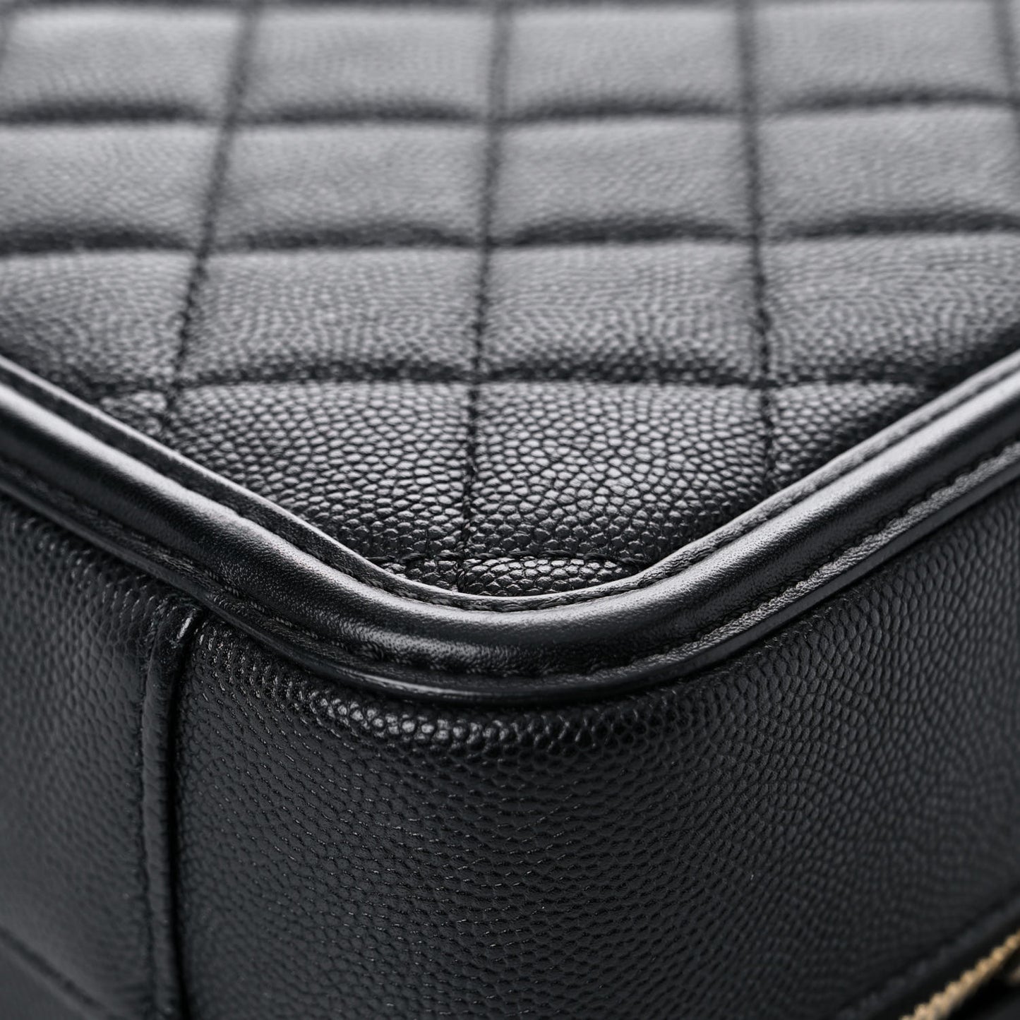 Caviar Quilted Medium CC Filigree Vanity Case Black