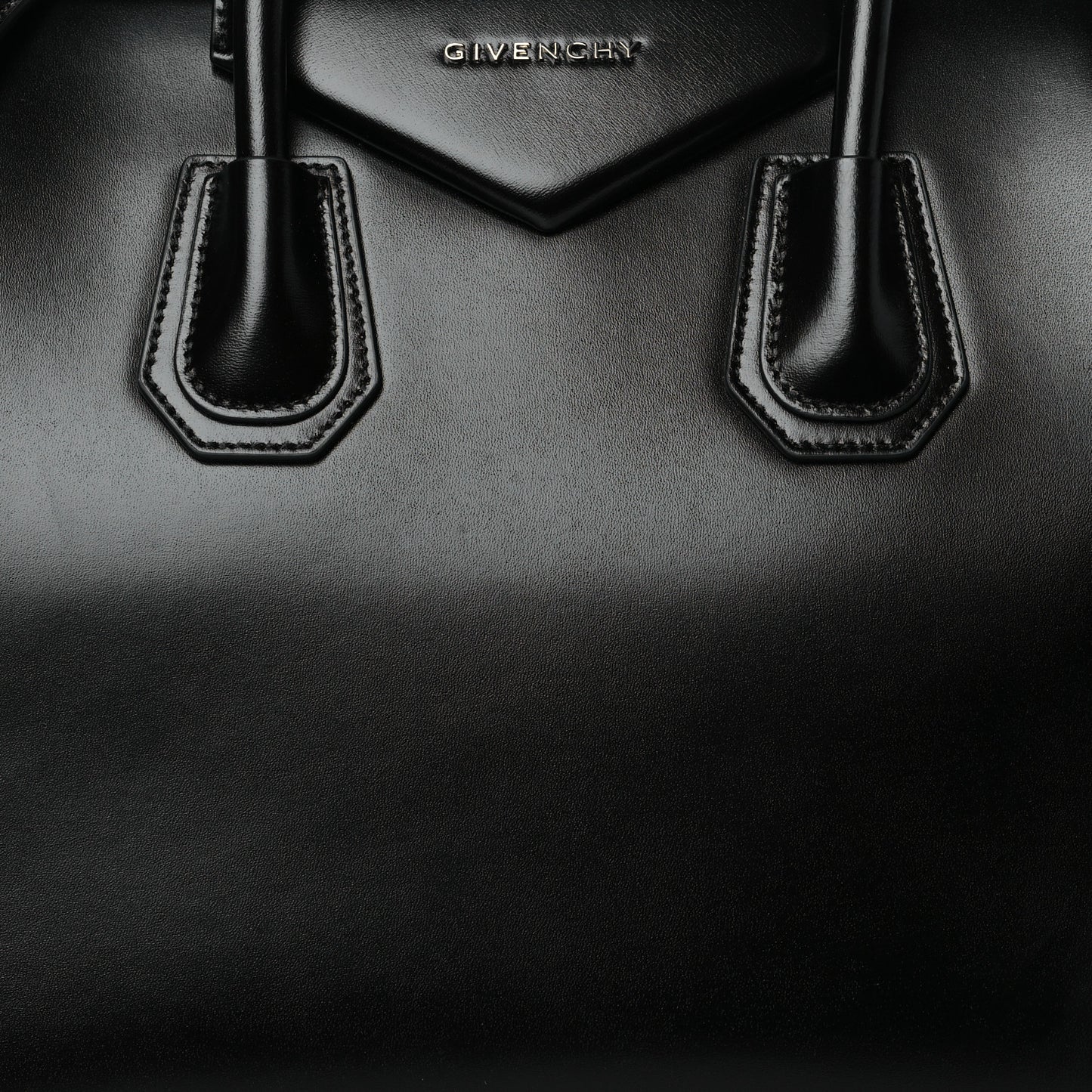 Shiny Lord Calfskin Medium Antigona Black