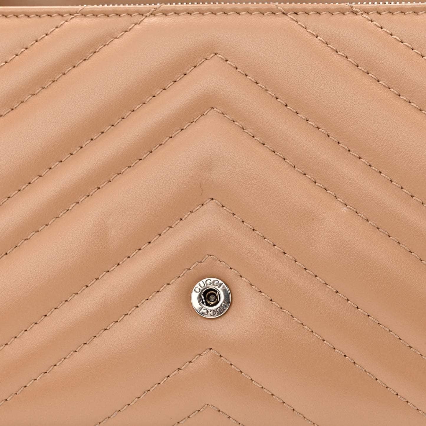 Calfskin Matelasse Monochrome GG Marmont Chain Wallet Camelia