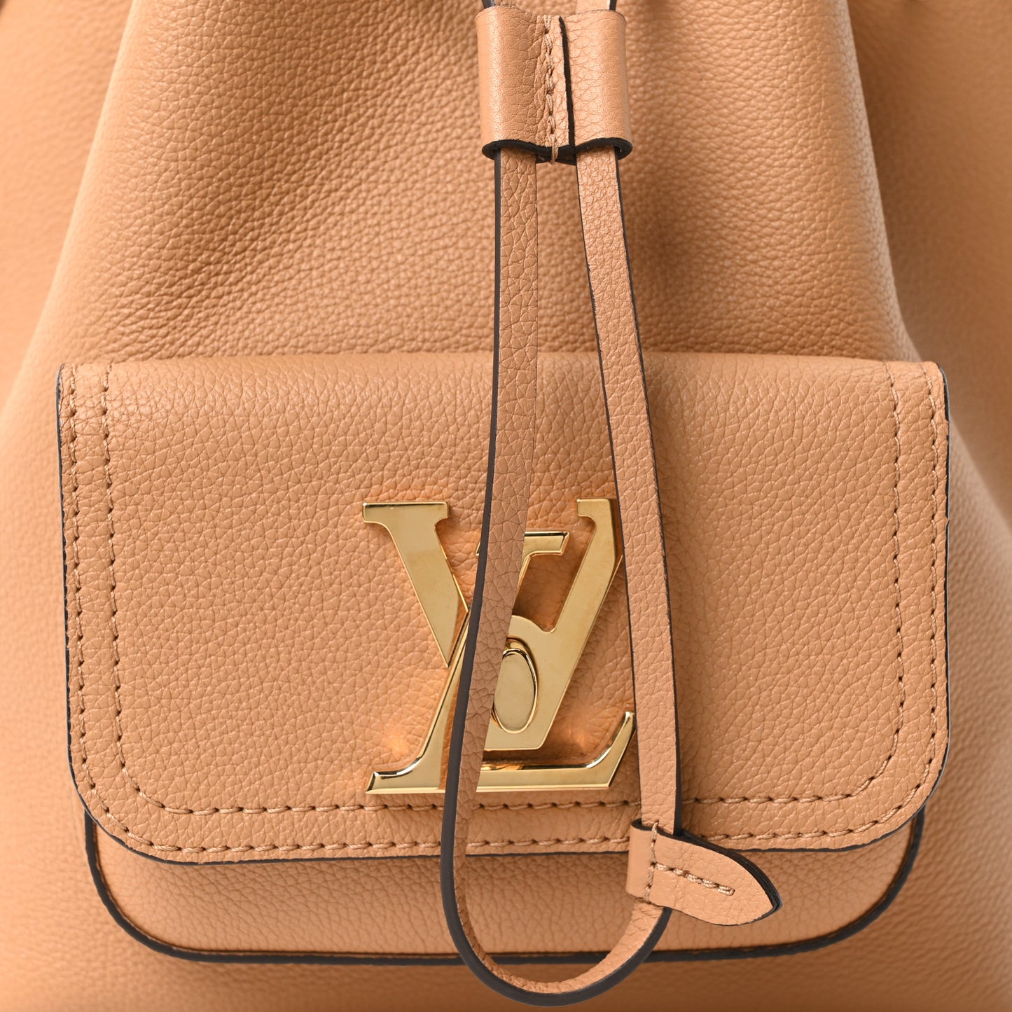 Calfskin Lockme Bucket MM Arizona Beige