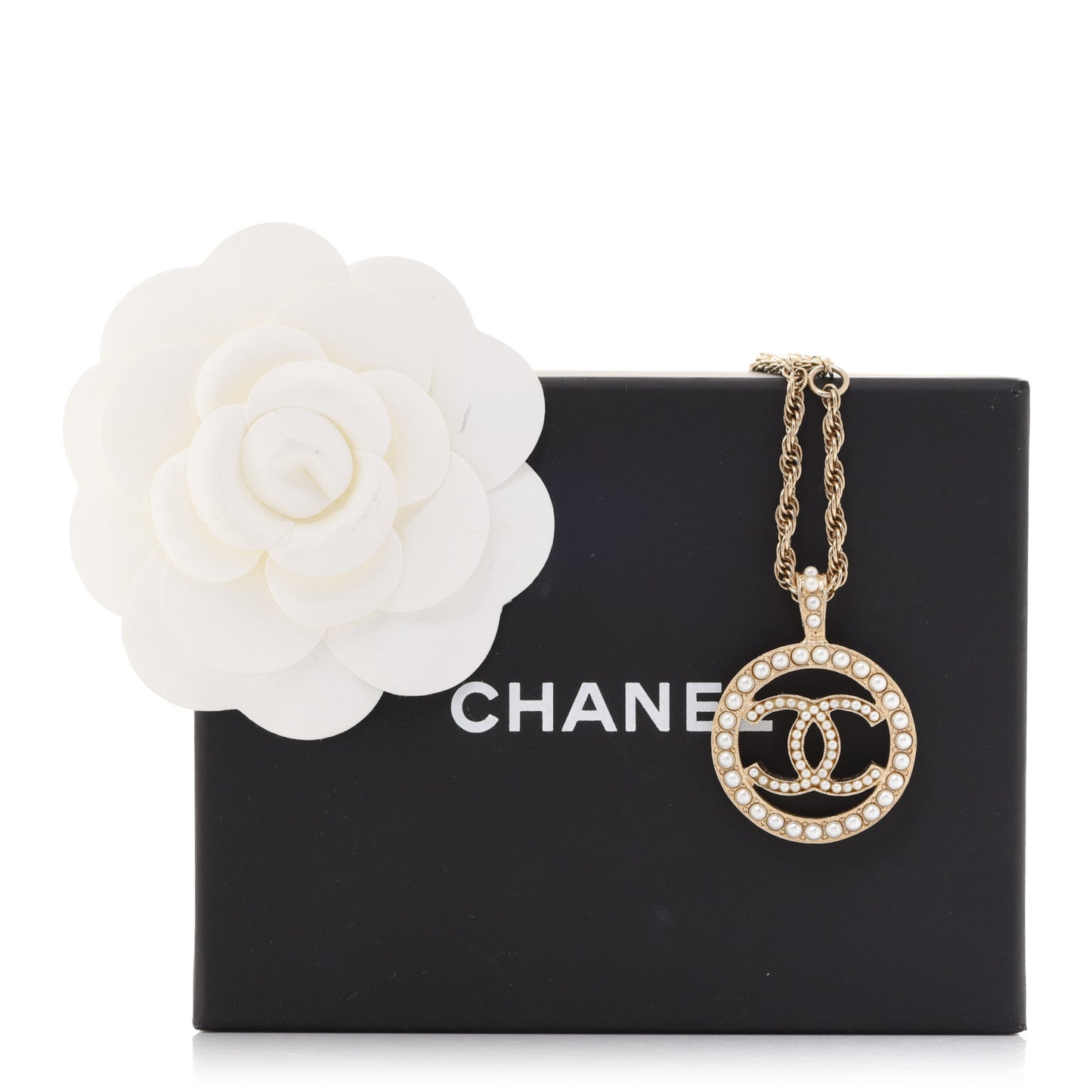 Pearl CC Round Pendant Necklace Gold