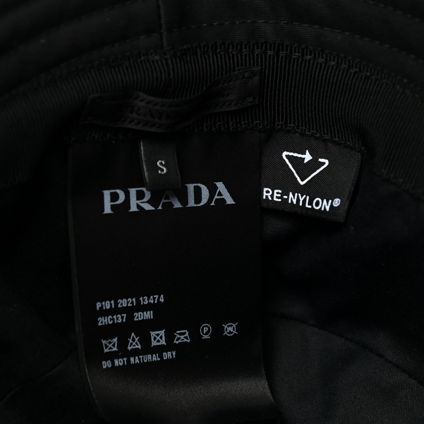 Re-Nylon Metal Triangle Logo Mens Bucket Hat S Black