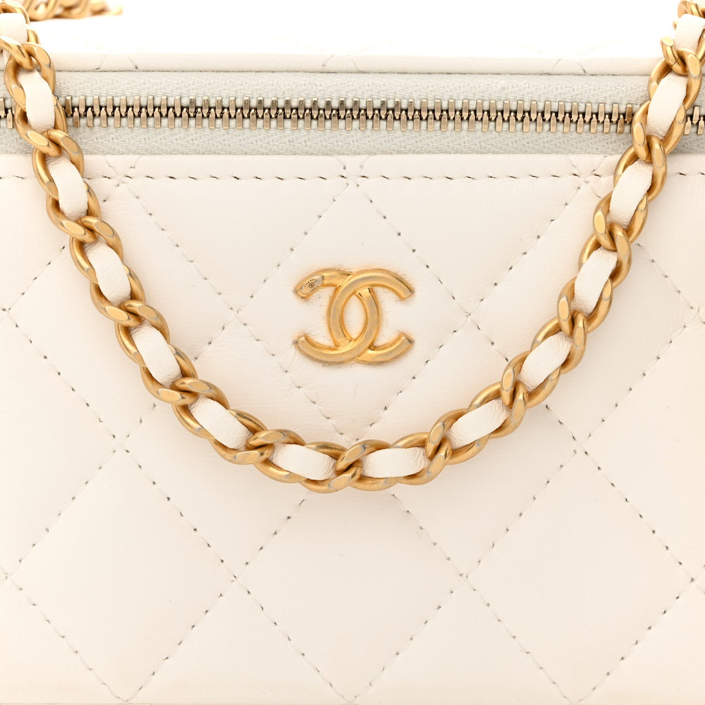 Lambskin Quilted Pearl Crush Small Vanity Case With Chain White