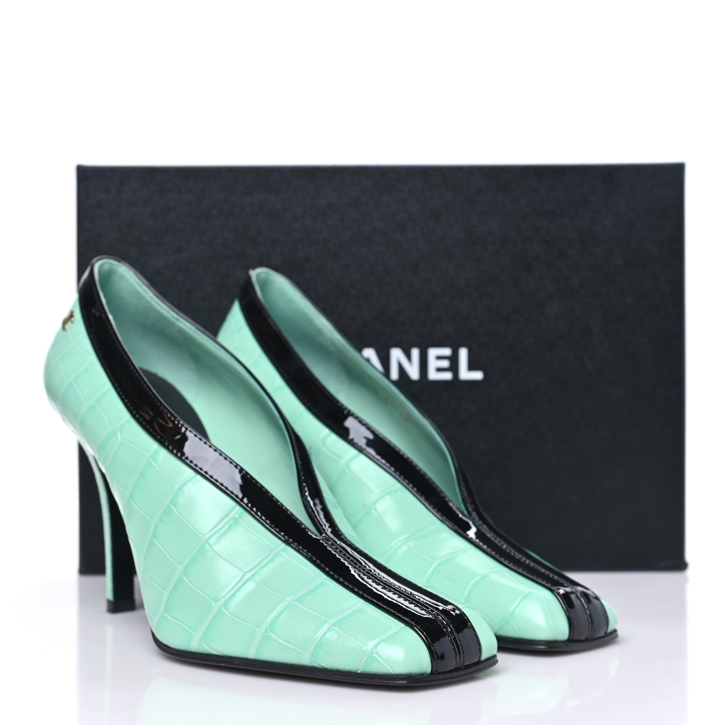 Crocodile Embossed Patent Calfskin Pumps 38 Green Black
