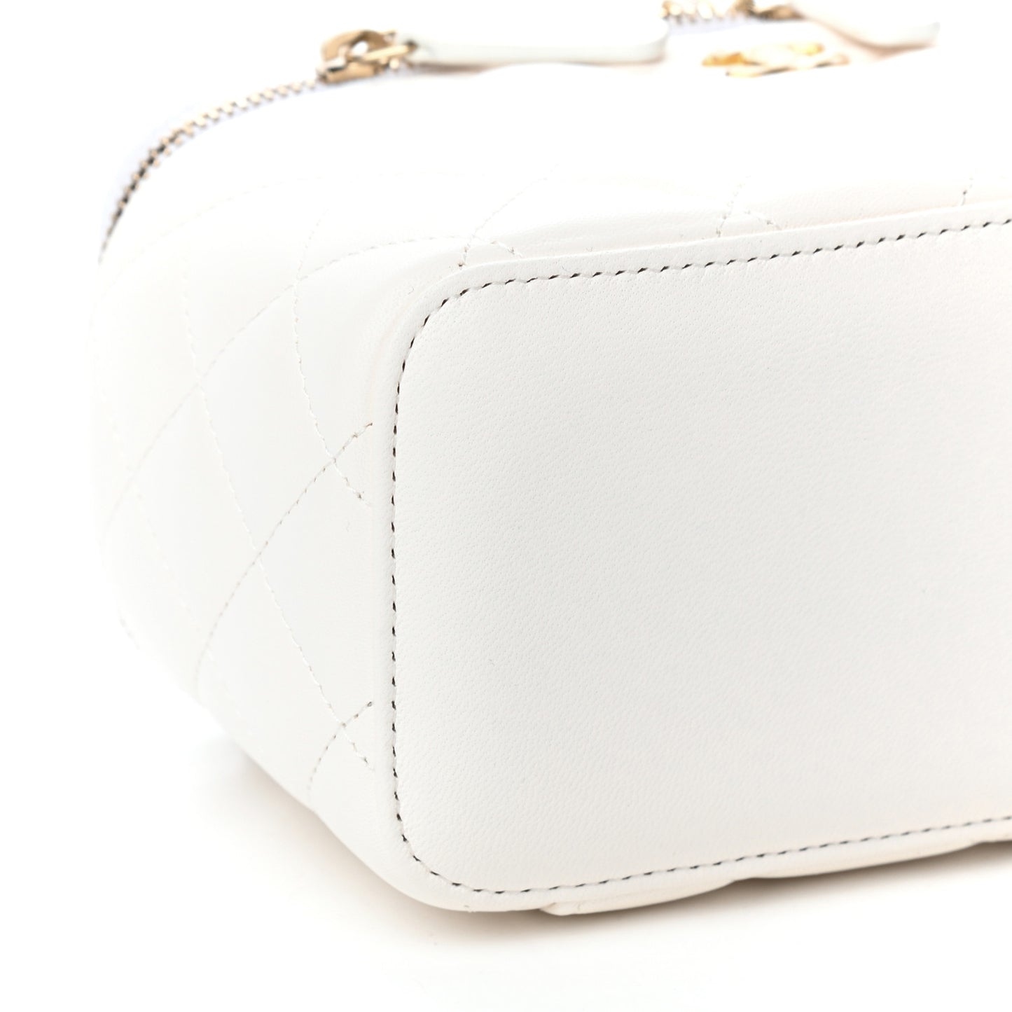 Lambskin Quilted Pearl Crush Small Vanity Case With Chain White