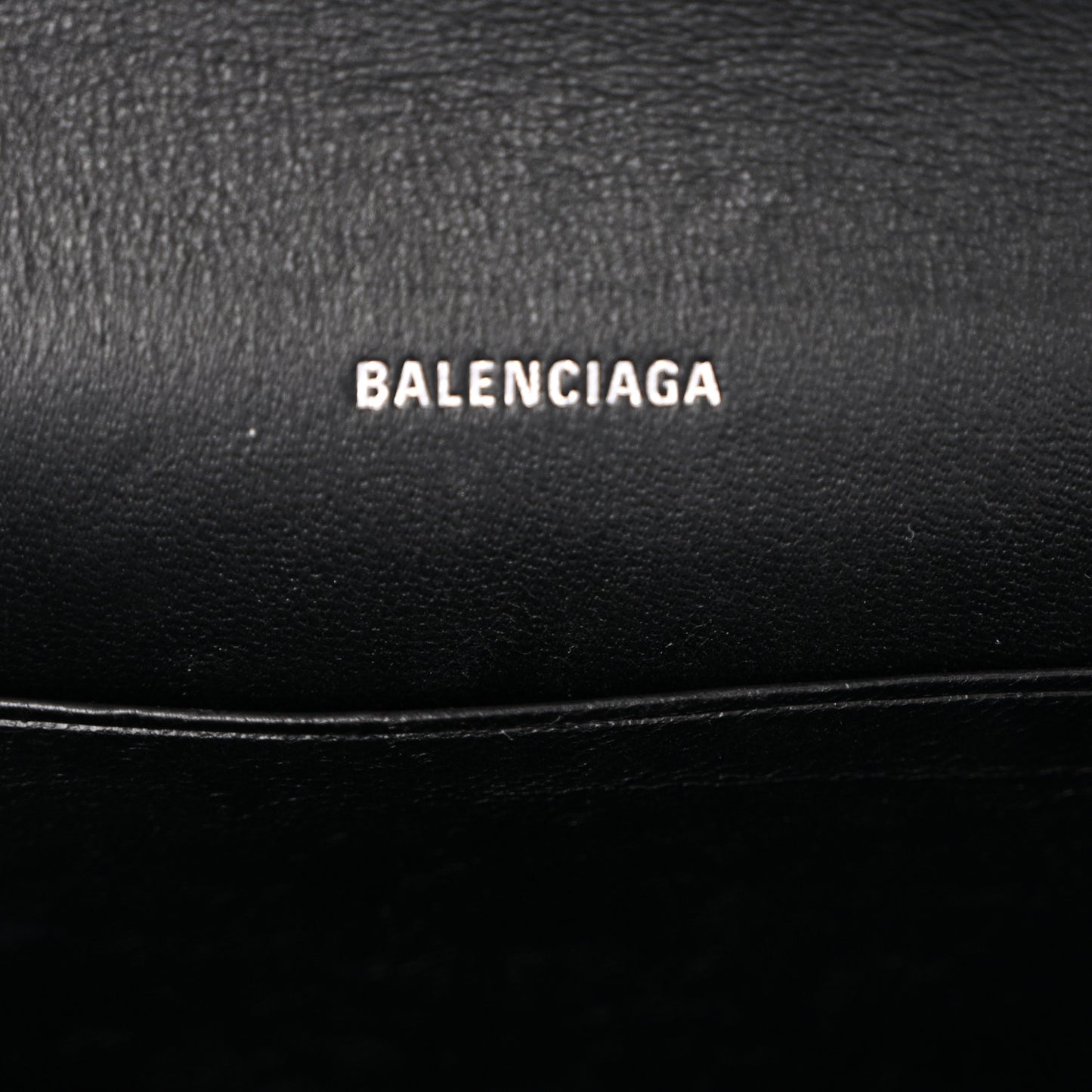 Grained Calfskin Logo Cash Phone Holder Wallet On Chain Black White