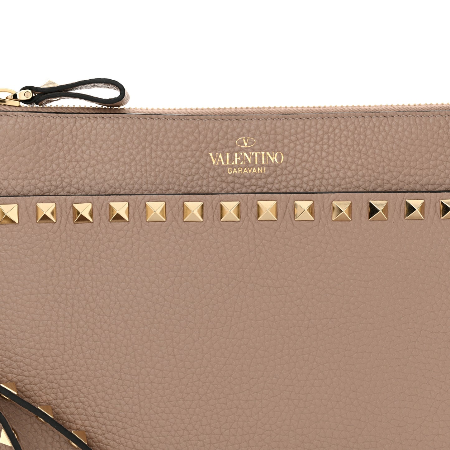 Pebbled Calfskin Medium Rockstud Flat Pouch Poudre