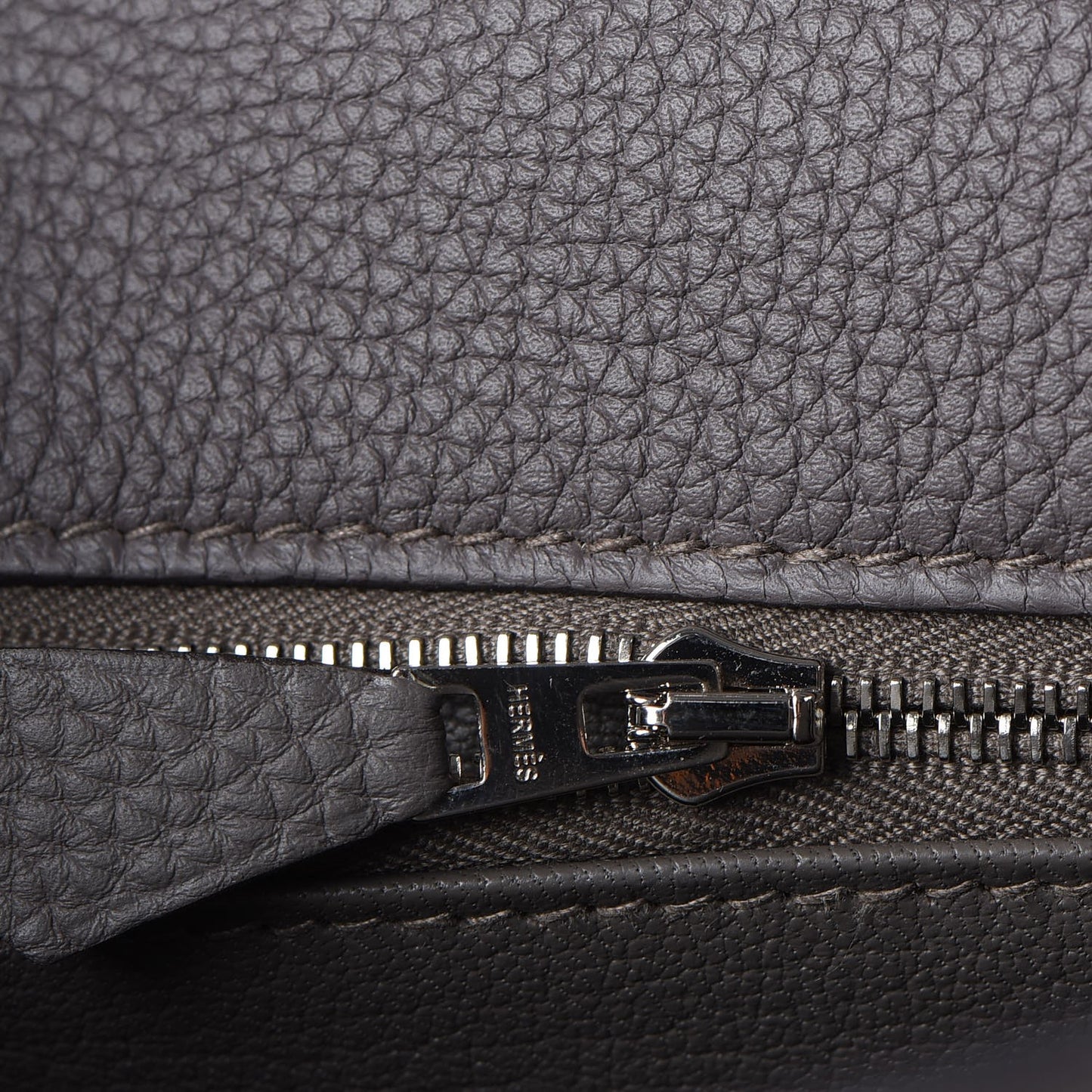 Togo Kelly Retourne 28 Etain