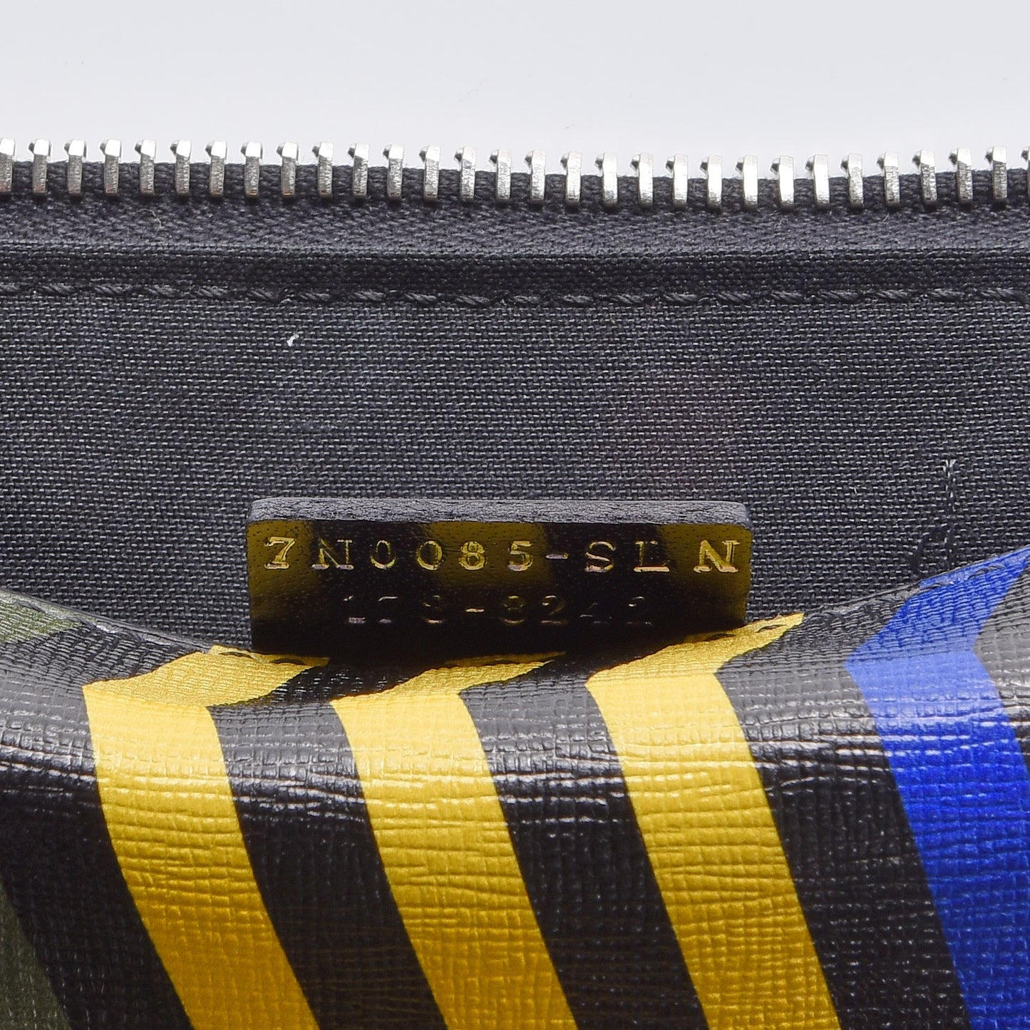Vitello Elite Chevron No Words Faces Pouch Multicolor Black