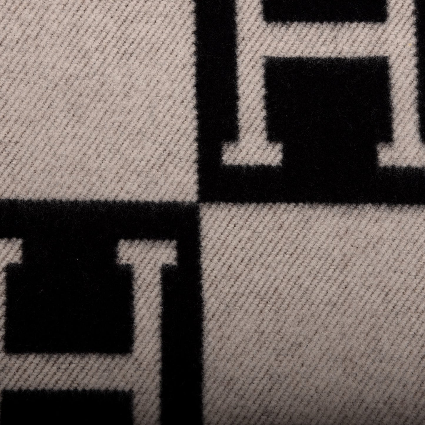 Wool Cashmere Signature Avalon Blanket Black