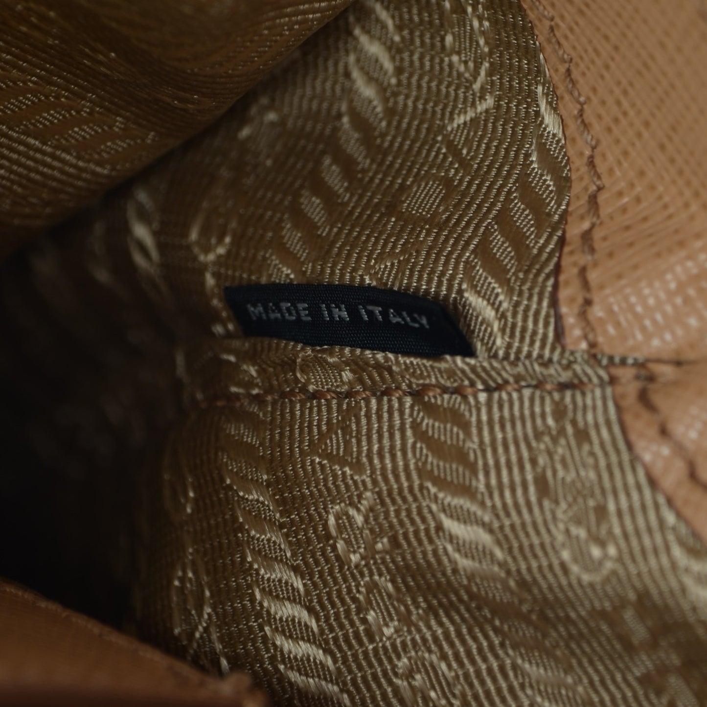 Saffiano Lux Medium Promenade Tote Noisette