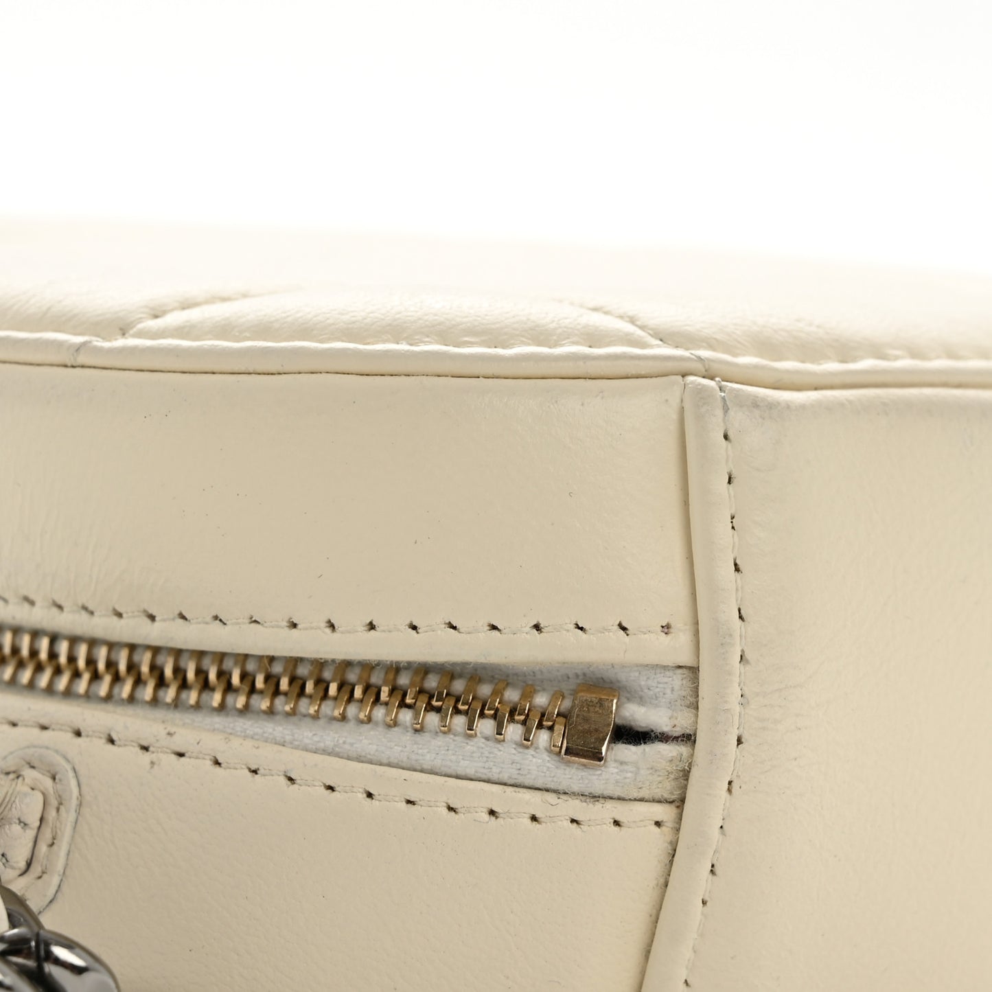 Lambskin Quilted Chanel 19 Round Clutch With Chain White
