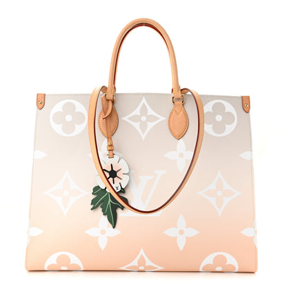 Louis Vuitton Monogram Giant By The Pool Onthego GM Brume 1 of 9
