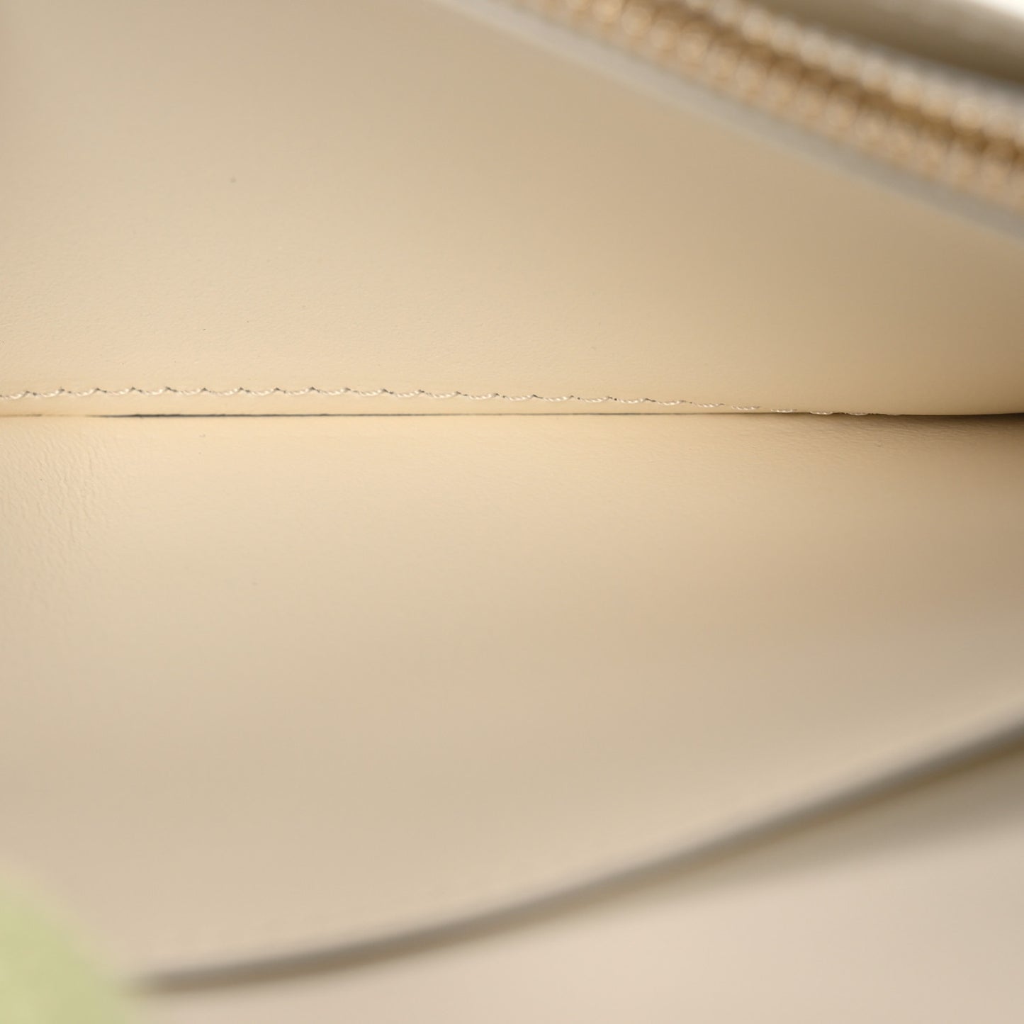 Taurillon LV Vertical Capucines Wallet Vert Asnieres Green