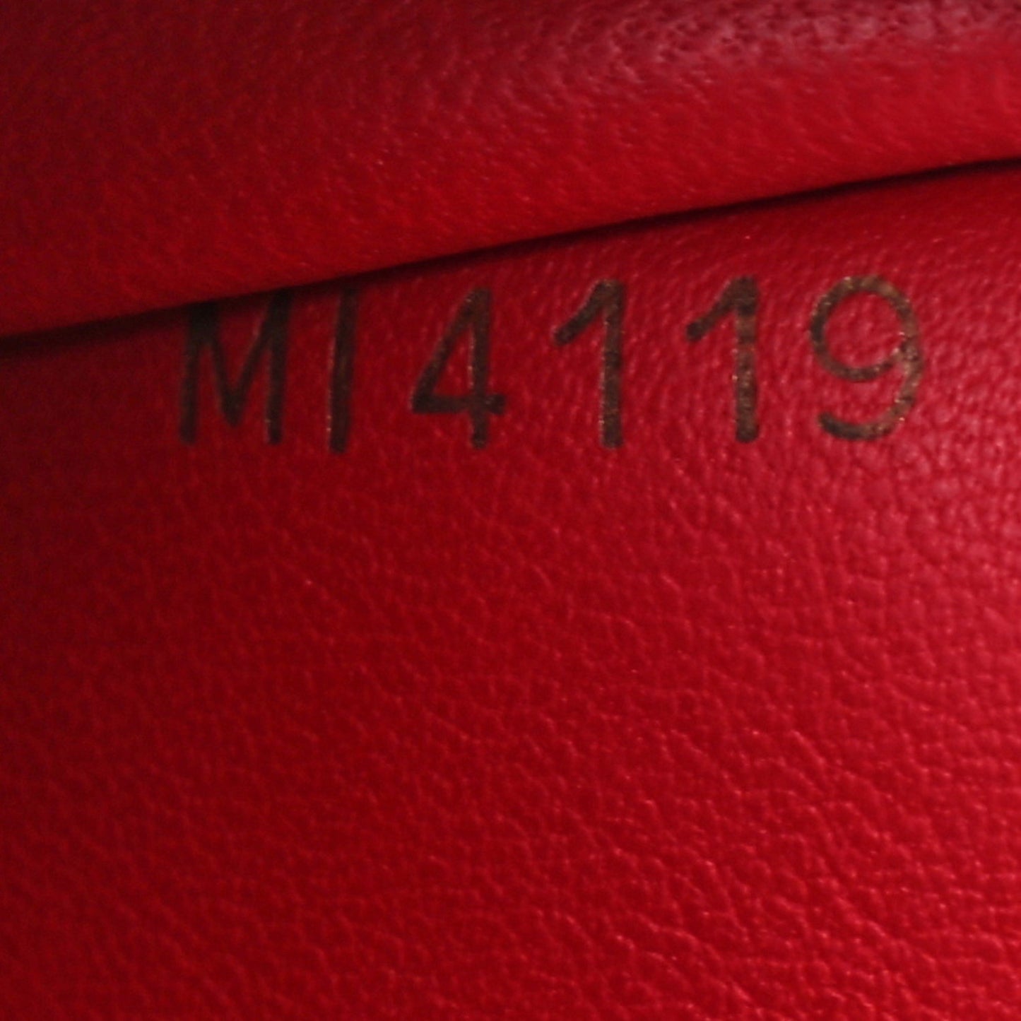 Taurillon Capucines Compact Wallet Rubis