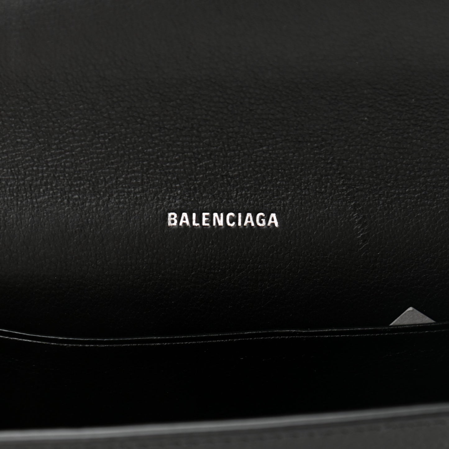 Grained Calfskin Logo Cash Phone Holder Wallet On Chain Black White