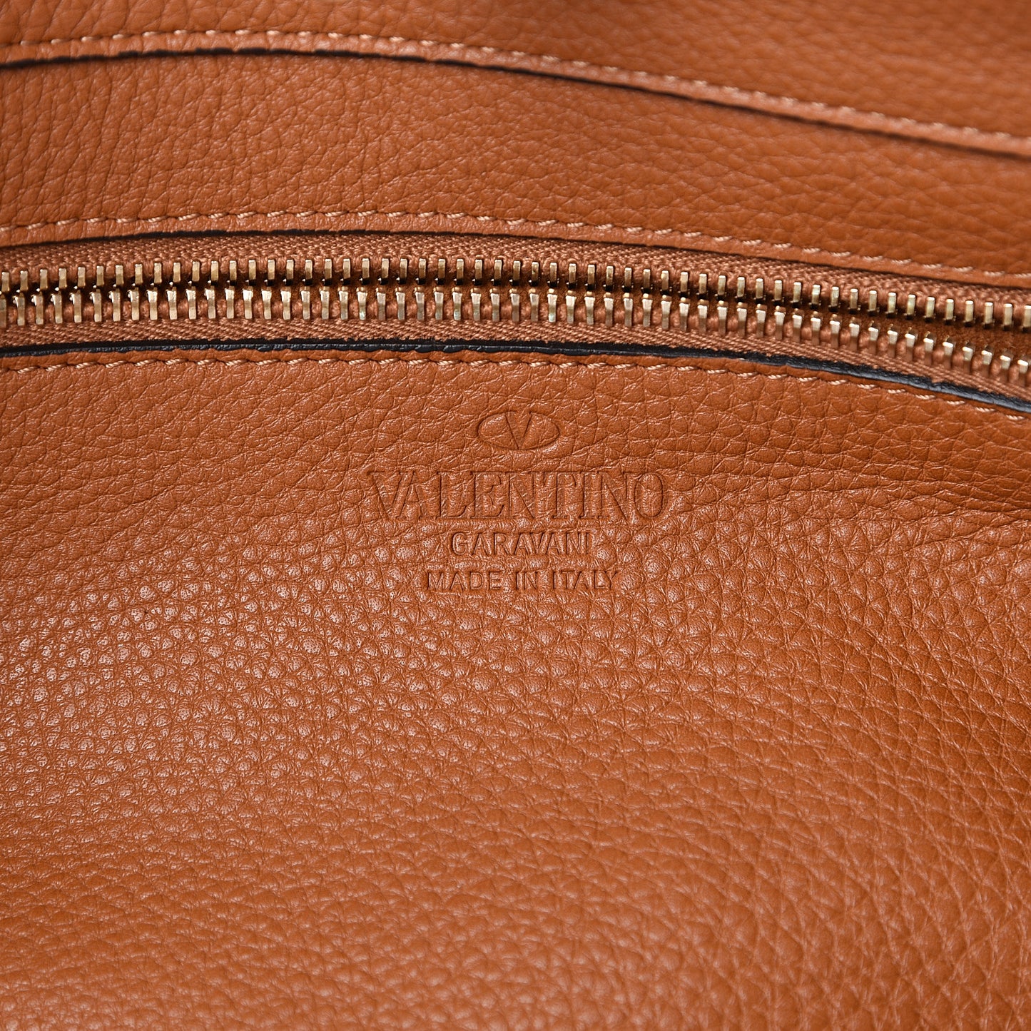 Pebbled Calfskin Medium Rockstud Tote Light Cuir