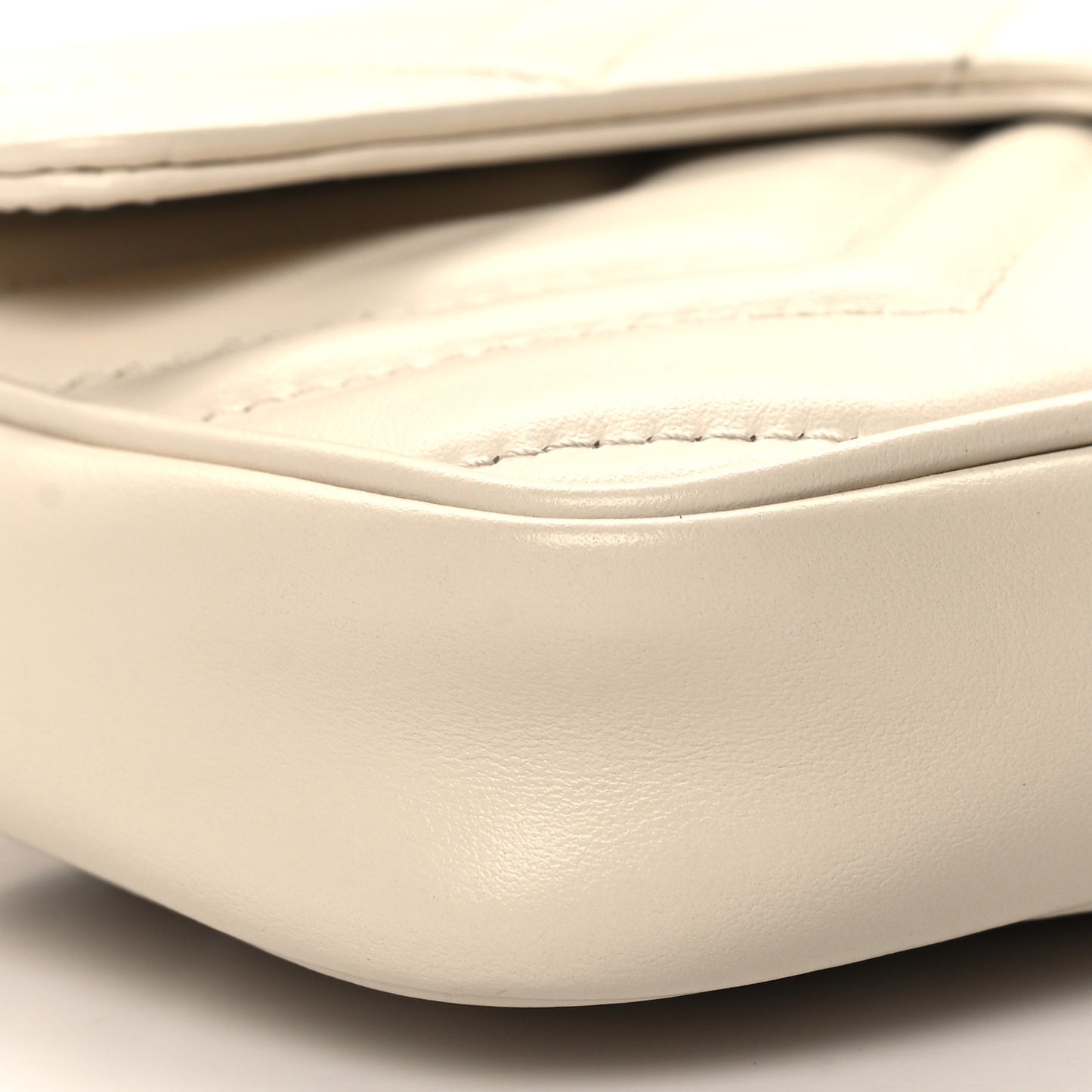 Calfskin Matelasse Mini GG Marmont Shoulder Bag With Card Holder White Black