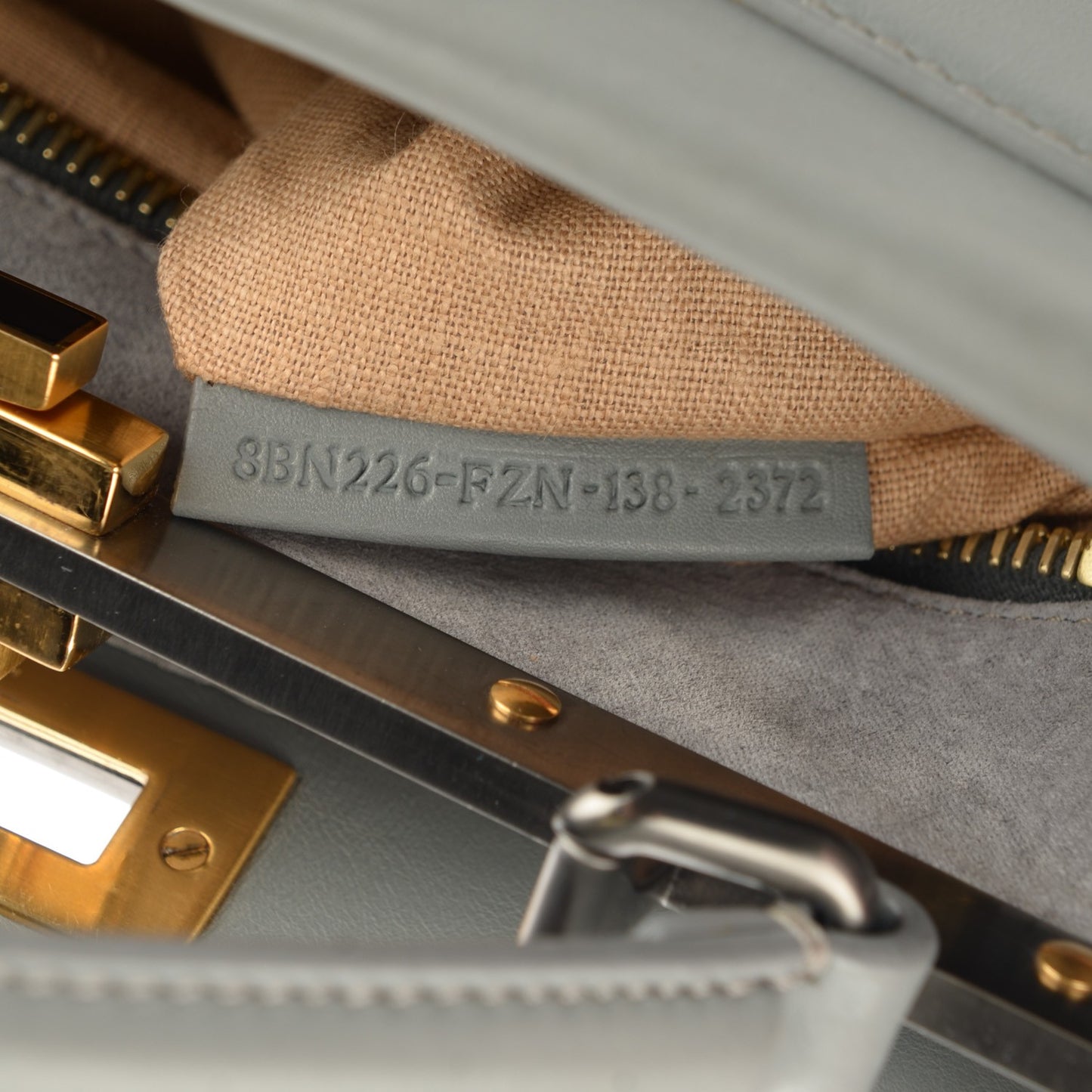Vitello Suede Medium Peekaboo Iconic Satchel Grigio Chiaro