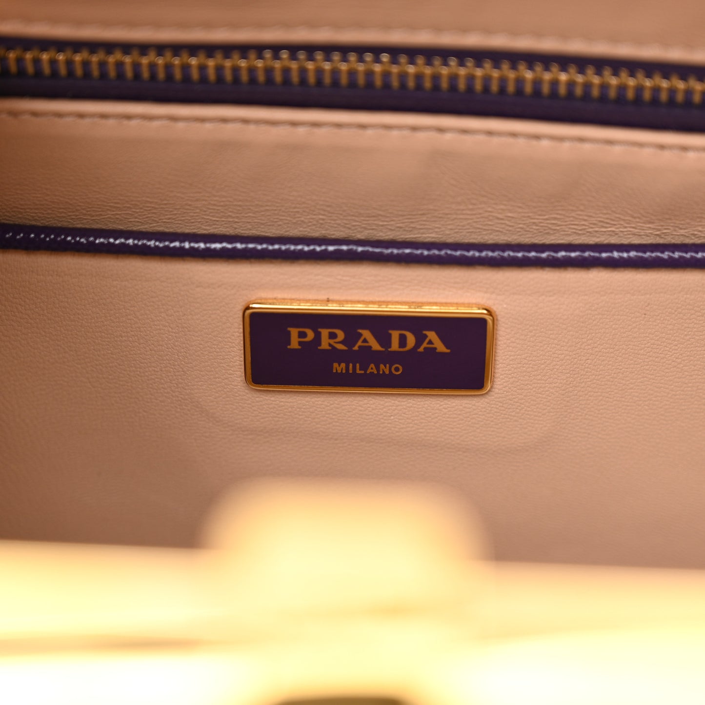 Saffiano Vernice Pyramid Bag Viola Talco
