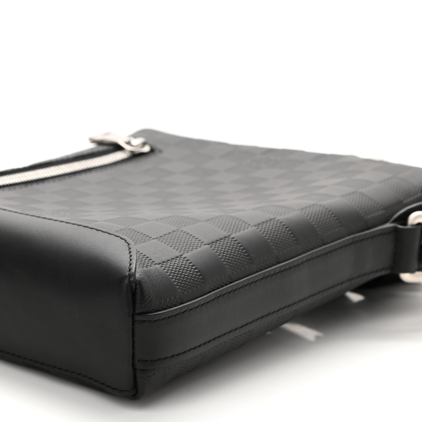 Damier Infini Discovery Messenger BB Onyx