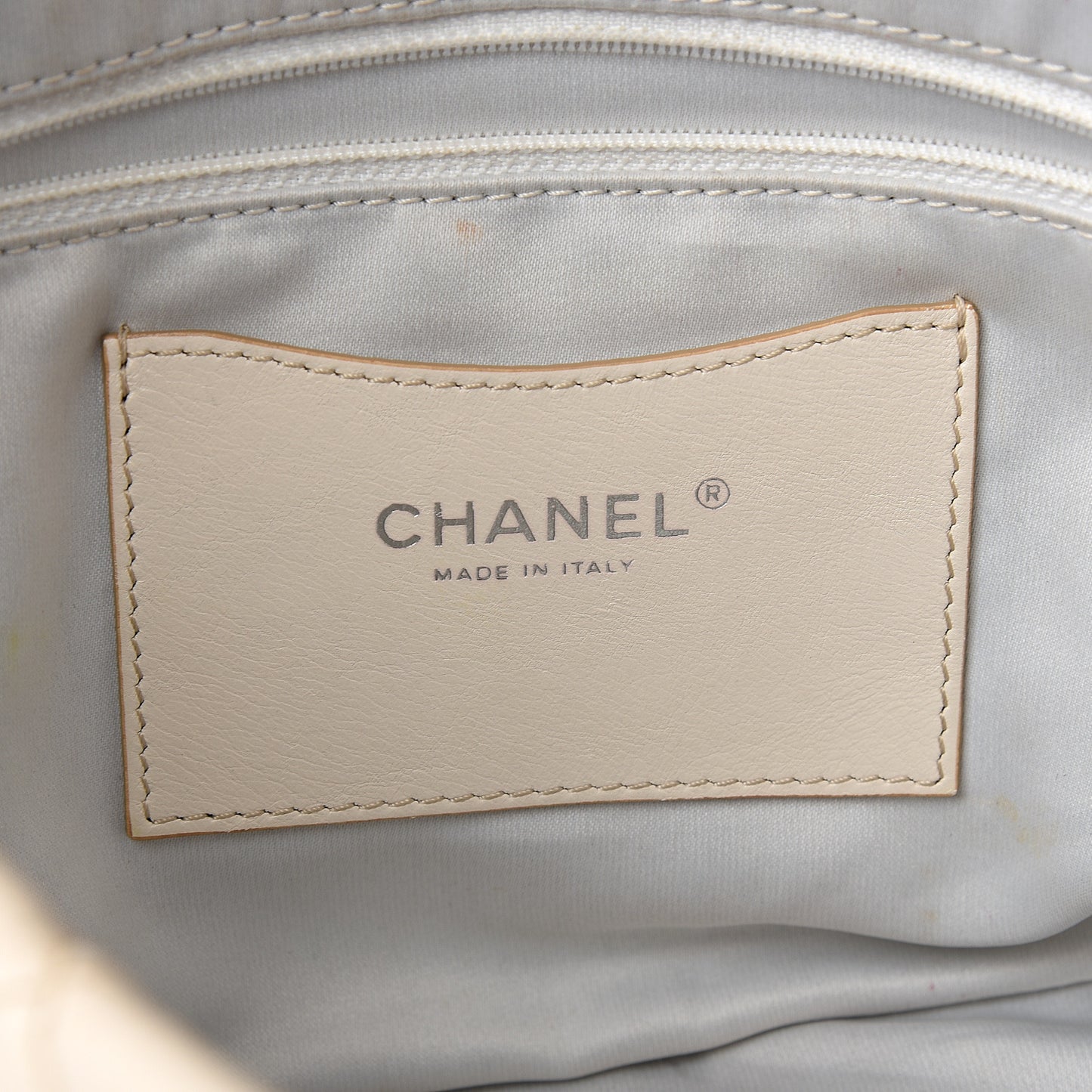Glazed Calfskin Stitched On The Road Flap Ivory