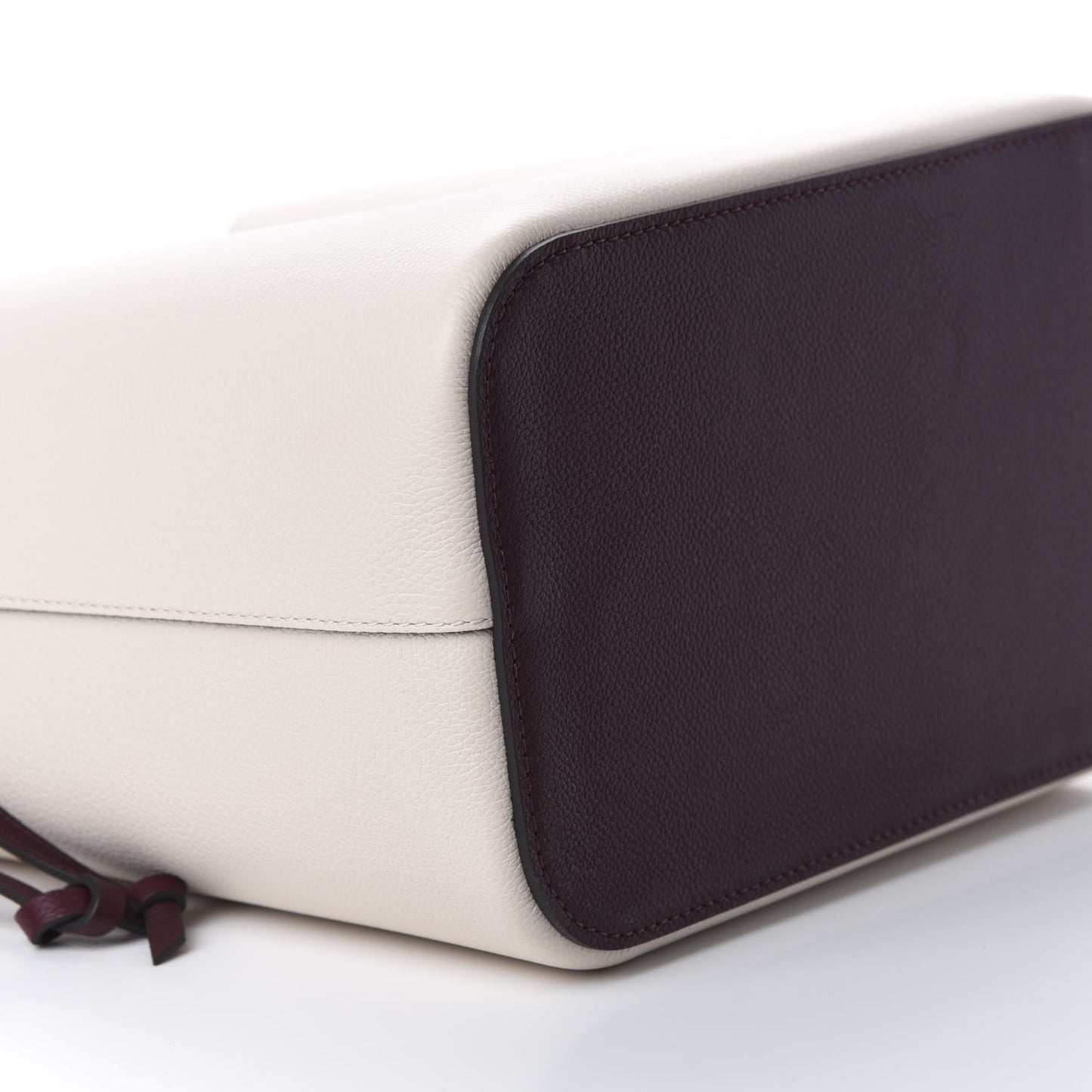 Calfskin Lockme Bucket Soie Quartz Calla