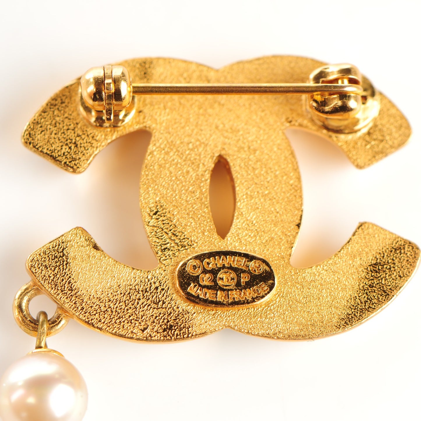 Crystal Pearl CC Brooch Gold