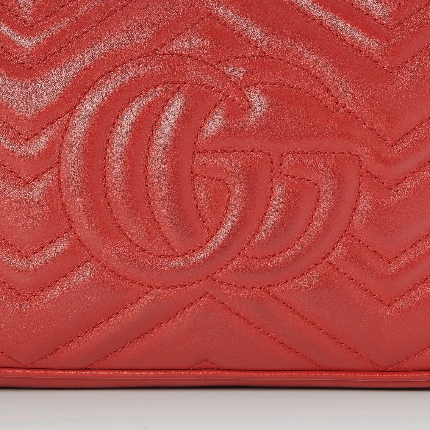 Calfskin Matelasse Small GG Marmont Chain Shoulder Bag Hibiscus Red