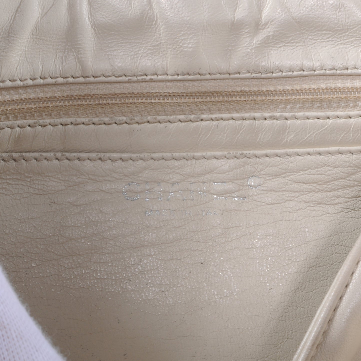 Leather Diagonal Ligne Flap Off White