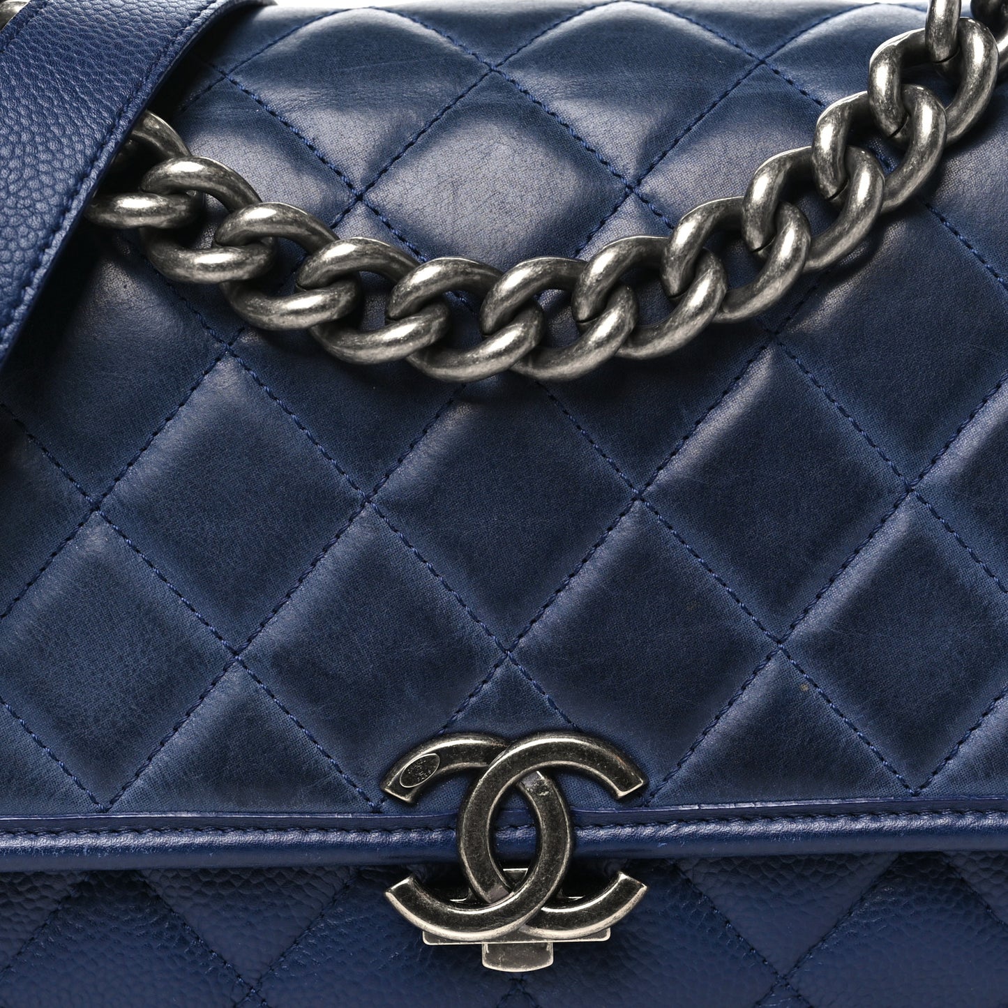 Caviar Iridescent Calfskin Quilted Medium Daily Carry Messenger Navy